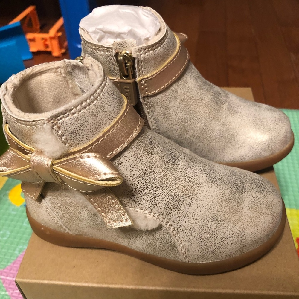 UGG toddler girl genius boots size 7 NEW